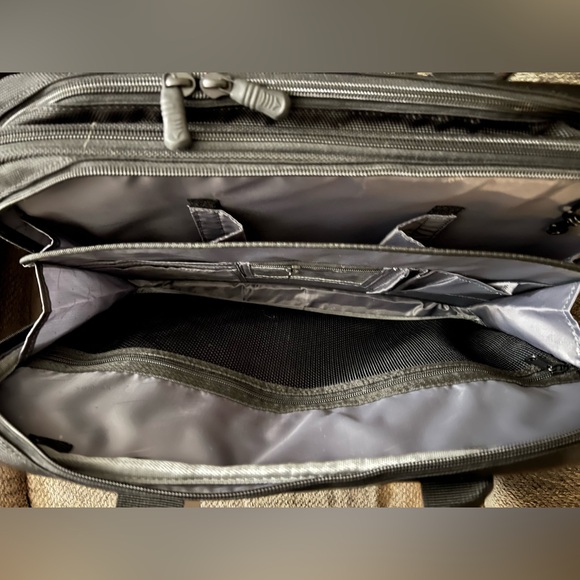 New Toshiba Extreme Briefcase Laptop Carrying Case For Laptops Up to 16” - Picture 5 of 8